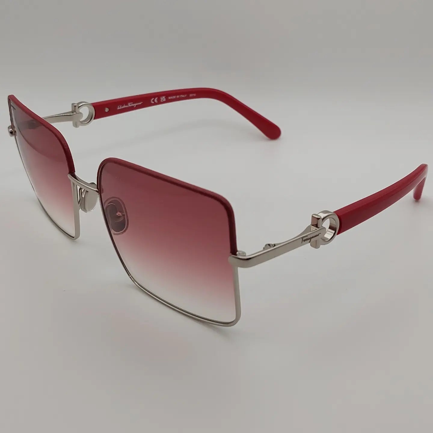 Salvatore Ferragamo SF302SL 049 – Γυναικεία Γυαλιά Ηλίου με Gradient Φακούς